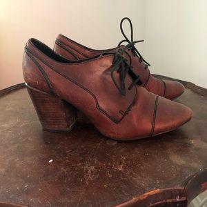 Fossil leather heeled oxfords